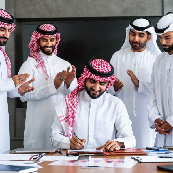 Arab businessmen wearing emirati and saudi kandura 2025 04 17 00 46 55 utc 600x600